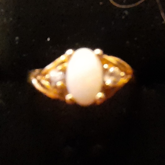 10 K Opal and diamond ring - Picture 4 of 9